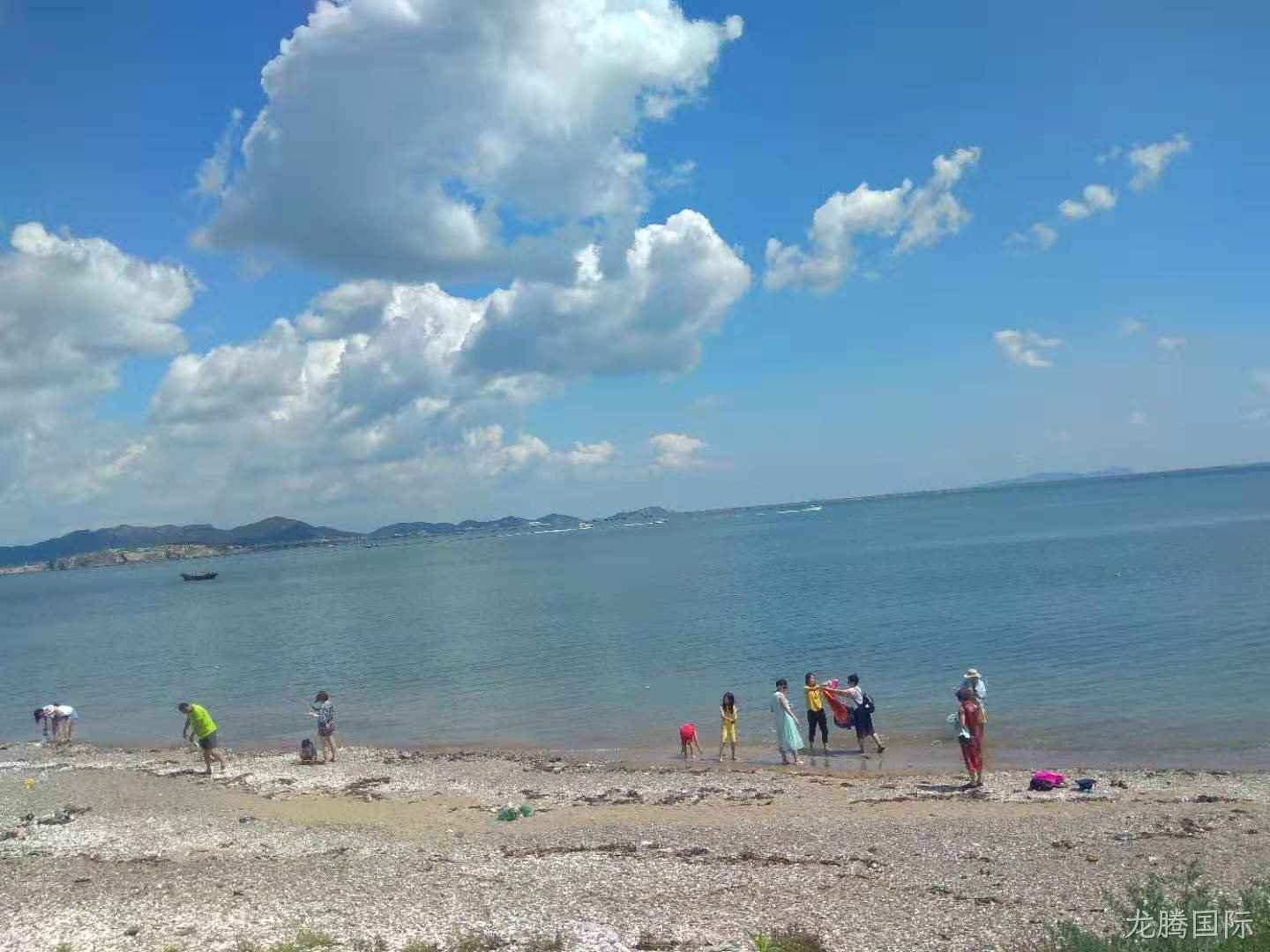 龙腾国际公司举行海边团建活动