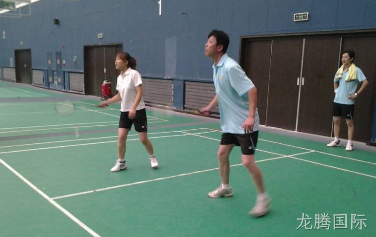 公司举办安全杯羽毛球比赛